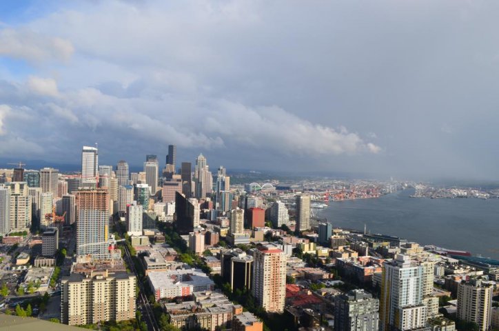 La vue de Seattle du haut de l'aiguille